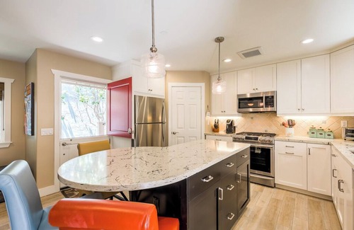 West Newport Apartment | Amazing Beach House! Great Roof Deck. 1 block from beach-A/C-Garage Parking