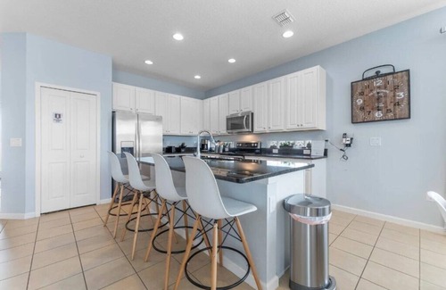 Kissimmee Apartment | AMAZING BELLA VIDA RESORT 270BD-5 BEDROOMS - 5 BATHROOMS - 10 GUESTS- LAKE VIEW