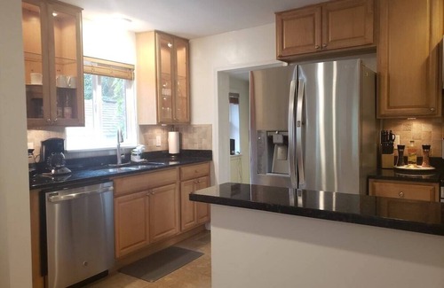 Annandale House | Amazing Escape - 3BD, 1BTH, Private Deck near DC