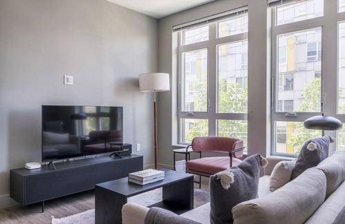Squire Park Apartment | Amazing First Hill Jr 1BR w/Roof Lounge & Bike Storage, by Blueground