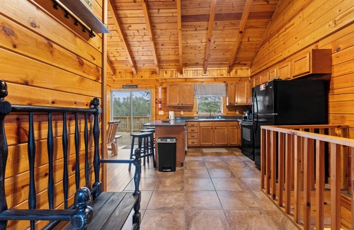 Zoe Cabin | Amazing Grace Cabin at Red River Gorge! Million dollar views! Sleeps 12! Hot tub
