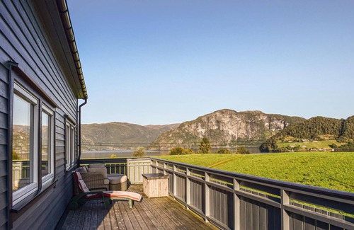 Askvoll House | Amazing home in Kvammen with WiFi