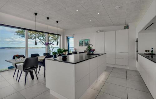 Hjarbæk House | Amazing Home In Løgstrup With Wifi