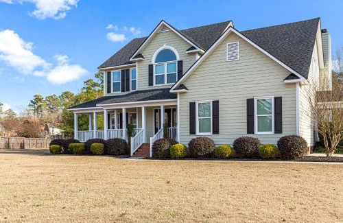 Terry Sanford House | Amazing Home w/Huge Pool, Game Tables, Movie room, and More!