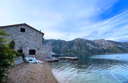 Donja Kostanjica Villa | Amazing House Near Beach in Kotor