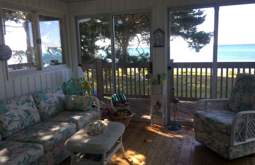 Brighton Cottage | Amazing Lake Ontario Cottage with Fall Weekends and Weeks Available