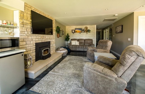 Lodi Cottage | Amazing Lake Wisconsin Views! Newly Remodeled Cottage with Modern Amenities!