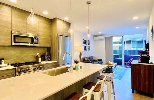West Woodland House | Amazing location in Ballard near all attractions