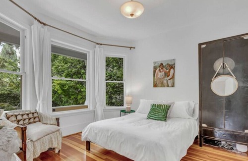 Riley Park House | Amazing Location Vancouver 3br Home - Queen E Park