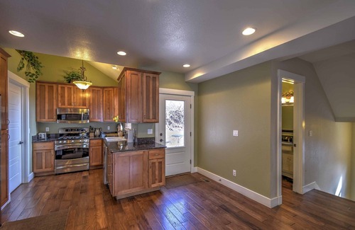 Manitou Springs House | Amazing Manitou Retreat, Trails, Shopping and Dining Walk to Incline and Cog Railway, AC, Wifi,Grill