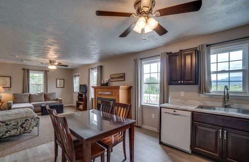 Luray Cottage | Amazing Mountain Views. Close to Everything!