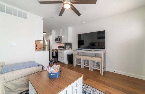 Hancock Apartment | Amazing NEW Austin Gem – Free Snacks, Wi-fi, Steps to UT, Med Center & Bus Stop