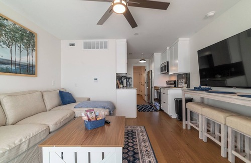Hancock Apartment | Amazing NEW Austin Gem – Free Snacks, Wi-fi, Steps to UT, Med Center & Bus Stop