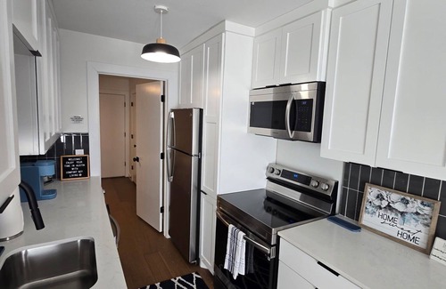 Hancock Apartment | Amazing NEW Austin Gem – Free Snacks, Wi-fi, Steps to UT, Med Center & Bus Stop