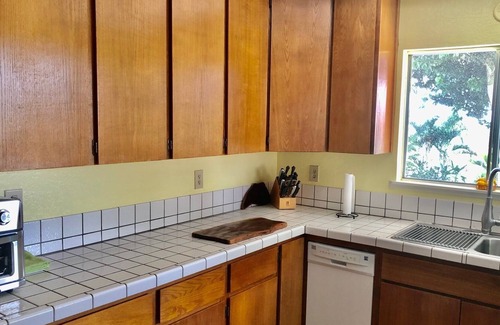 Hilo Cottage | Amazing Ocean Views - Hilo Bay Cottage
