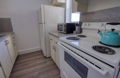 Midtown Condo | ✨ Amazing Renovated One Bedroom w/Free Parking and Pool with Balcony