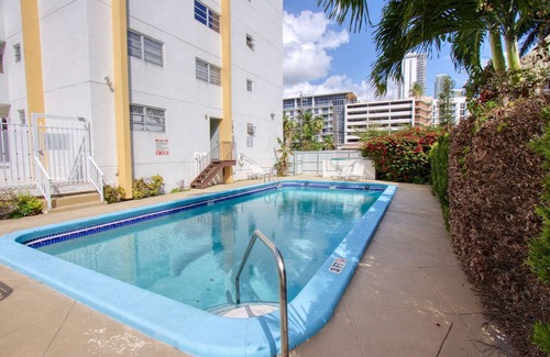Midtown Condo | ✨ Amazing Renovated One Bedroom w/Free Parking and Pool with Balcony