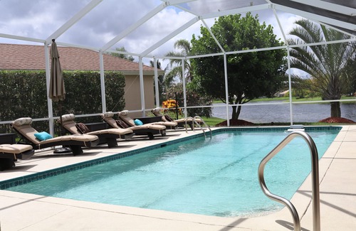 Central Naples House | AMAZING South Lake View 4/3, 6 TVs, Xbox, PS5+VReal, Piano. UNIQUE Endless Pool