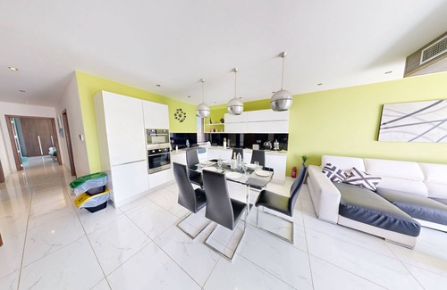 Il-Balluta Apartment | Amazing Spacious Apartment with BBQ & Jacuzzi