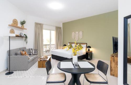 Bab Al Bahr Apartment | Amazing Studio with Balcony & Beach access-RAK