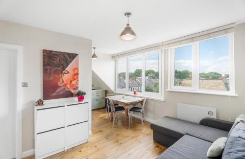 Sands End Apartment | Amazing Top Floor Flat with Nice View