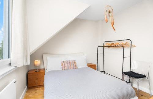 Sands End Apartment | Amazing Top Floor Flat with Nice View
