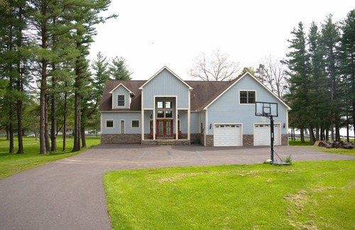 Swanton House | Amazing Unobstructed Views from Everywhere in this Huge Lakefront House