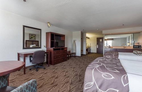 Idaho Falls Hotel | AMAZING VIEW! ONE COMFY UNIT! COMPLETE WITH SPA, POOL, HOT-TUB