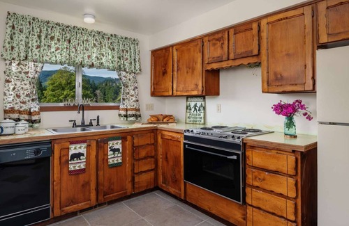 Ariel House | Amazing Views on Acreage, Pet Friendly, Near Stream, 10 Min to Lake Merwin, Great Base For St Helens