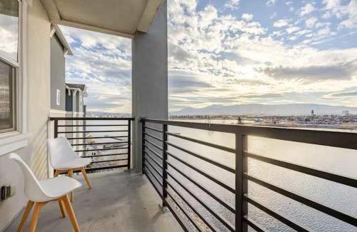 Sparks Apartment | Amazing Water View with Jacuzzi & Sky Lounge