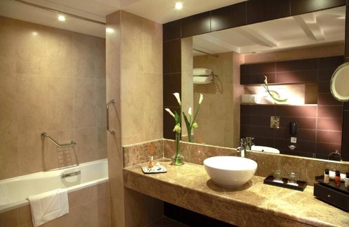 Madinat Zayed Apartment | Amber Deluxe King Or Twin Room Near Gold Souk