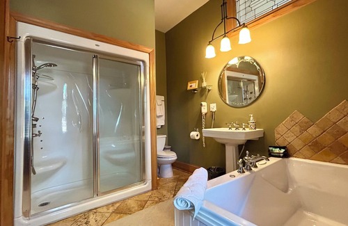 Adamstown Bed & Breakfast | Amber Room at The Amethyst Inn B&B huge jacuzzi room with fireplace in Lancaster