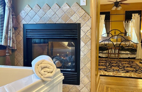 Adamstown Bed & Breakfast | Amber Room at The Amethyst Inn B&B huge jacuzzi room with fireplace in Lancaster