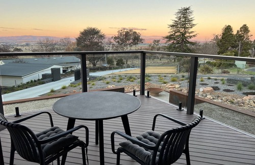 Mount Panorama Apartment | Ambleside - Mt Panorama Racing Circuit. Stay trackside on Conrod Straight!