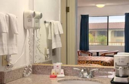 Bakersfield Hotel | Americas Best Value Inn & Suites Bakersfield Central