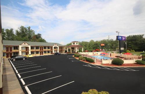 Pilot Mountain Hotel | Americas Best Value Inn Pilot Mountain