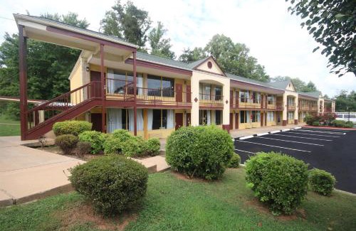 Pilot Mountain Hotel | Americas Best Value Inn Pilot Mountain