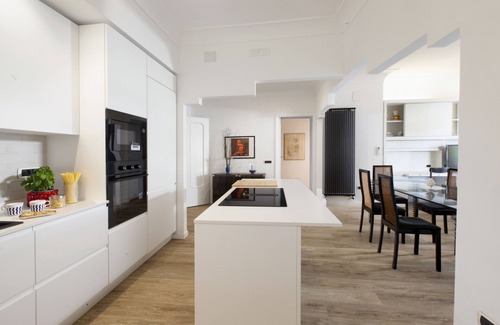 Sorrento Historic Centre Apartment | AMORE RENTALS - Carmela Apartment with Shared Pool and Air Conditioning