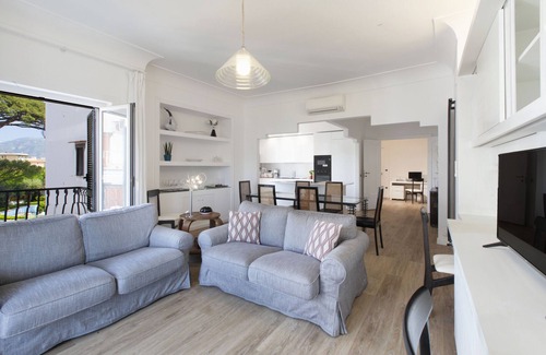 Sorrento Historic Centre Apartment | AMORE RENTALS - Carmela Apartment with Shared Pool and Air Conditioning