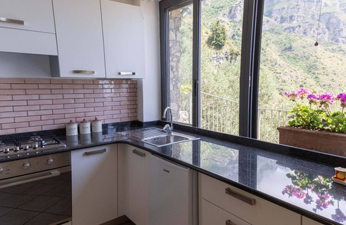 Piano di Sorrento Ski Chalet | AMORE RENTALS - Casa Assunta with Parking and Air Conditioning