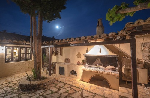 Egira House | Ampelos Estate –10+ people estate on private ranch