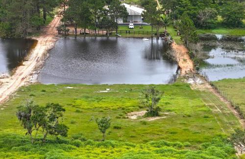 Jaguaruna House | Ampla casa de sítio com lagoa.