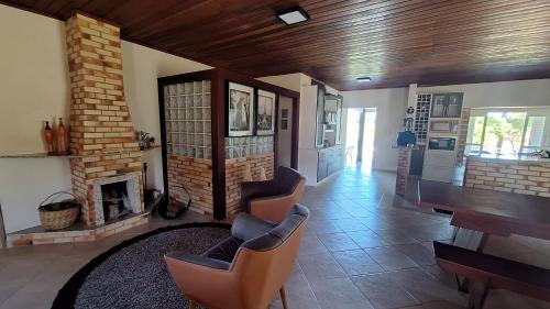 Jaguaruna House | Ampla casa de sítio com lagoa.