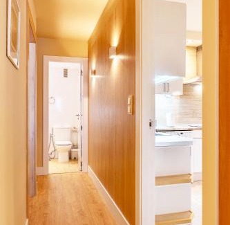 Cervantes Apartment | Amplio y Céntrico, Ubicacion Tranquila, Calefacción central, jardines, supermercados, cafeterías y todos los servicios en el corazón de la ciudad