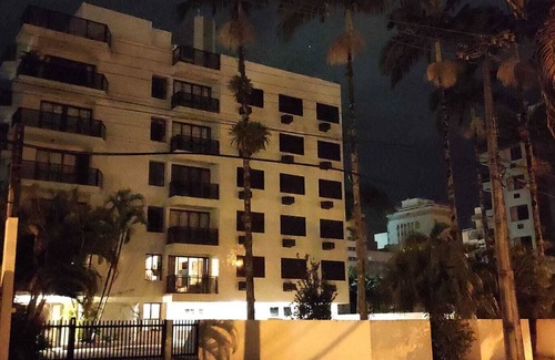 Caioba Apartment | Amplo, um por Andar, Três Sacadas, Varanda, Sala com 3 Ambientes, 150 m da Praia