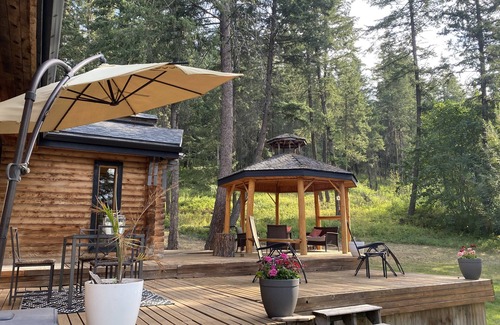 Vernon House | An Incredible log house just 15 mins from the hill that sit on 5 wooded acres!