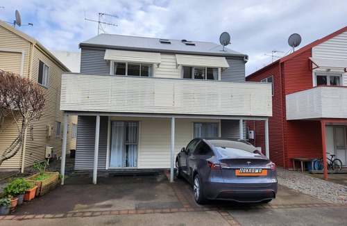 Newtown House | An Inner City 4-bedroom Townhouse With two Carparks