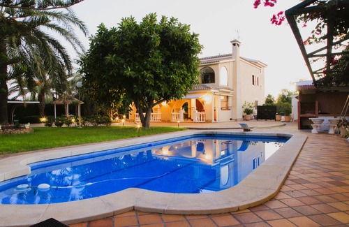 Elche Ski Chalet | An Oasis at your finger tips! 3 min away from the nearest aqua -zoo park