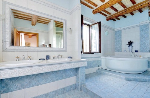 Appignano House | An old country house recently renewed for a magic stay!