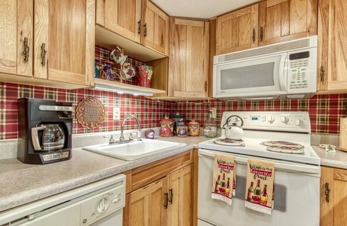 Sevierville Apartment | An out of the way condo hidden in mountain nature.